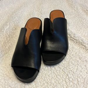 Kenneth Cole Gentle Souls mules in Black size 7 never worn.